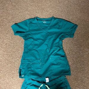 💥SOLD💥Blossom hunter green scrub set small bottoms XS top